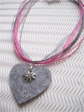 *ZU HABEN* Trachtenkette grau/pink Herzanhänger aus Filz mit Swarovskiperlen